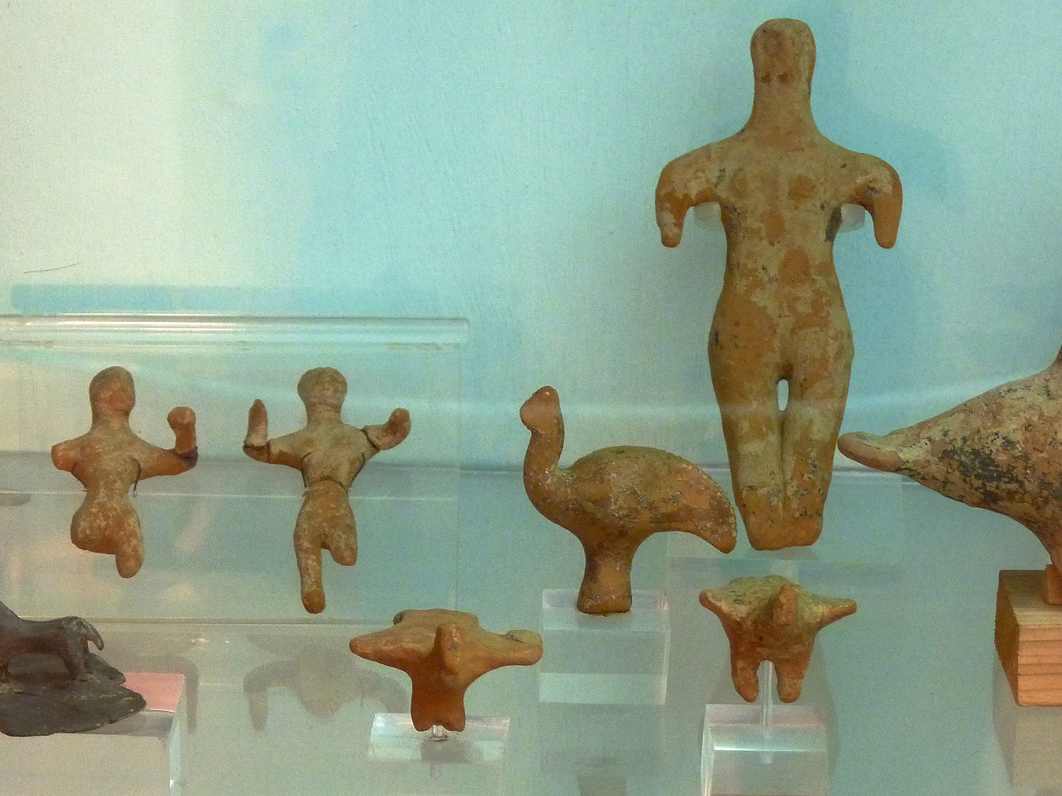 clay figures from the Geometric cemetery of Tsikalarió Naxos