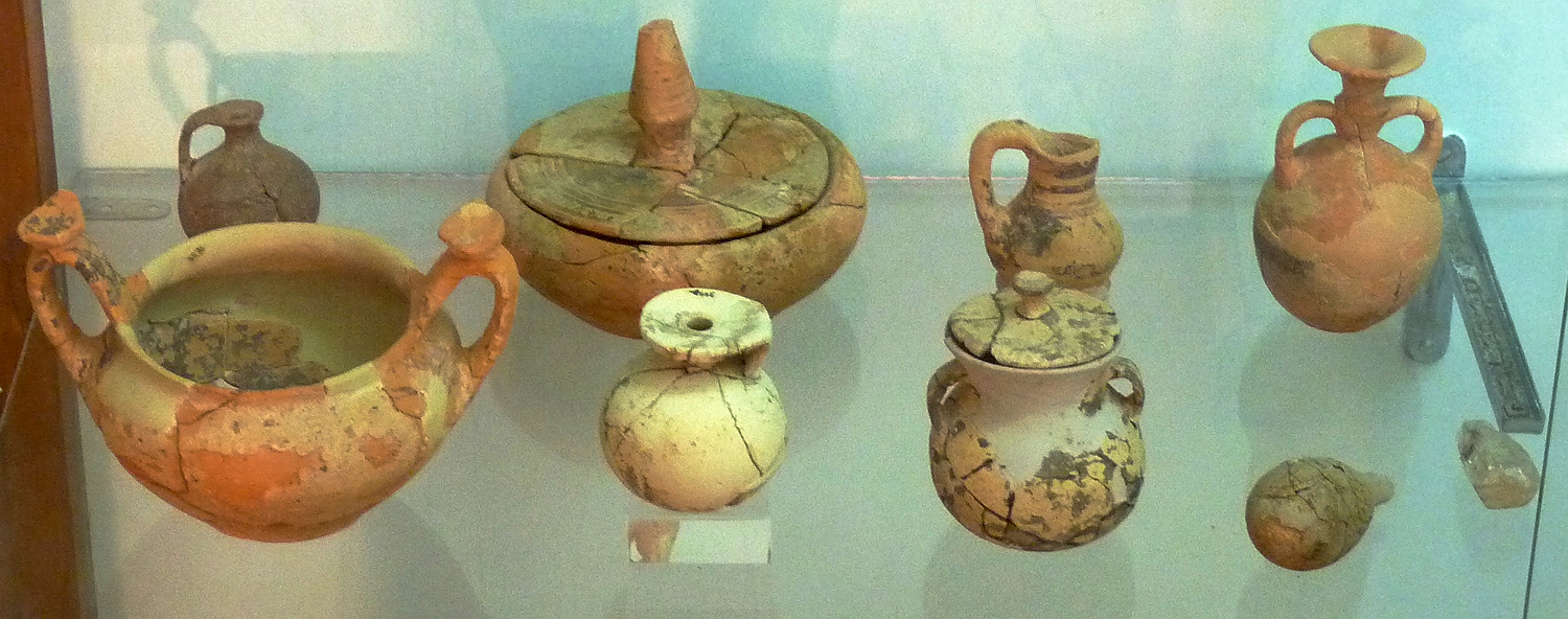 clay vessels from the Geometric cemetery of Tsikalarió Naxos