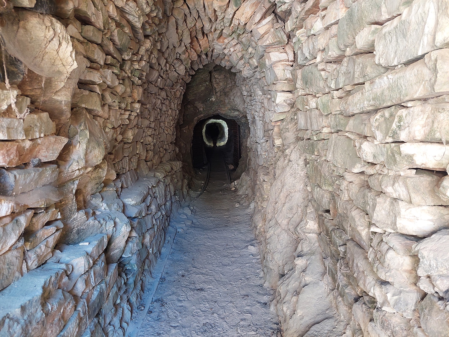 in der Schmirgelmine Sarandara, Koronos, Naxos