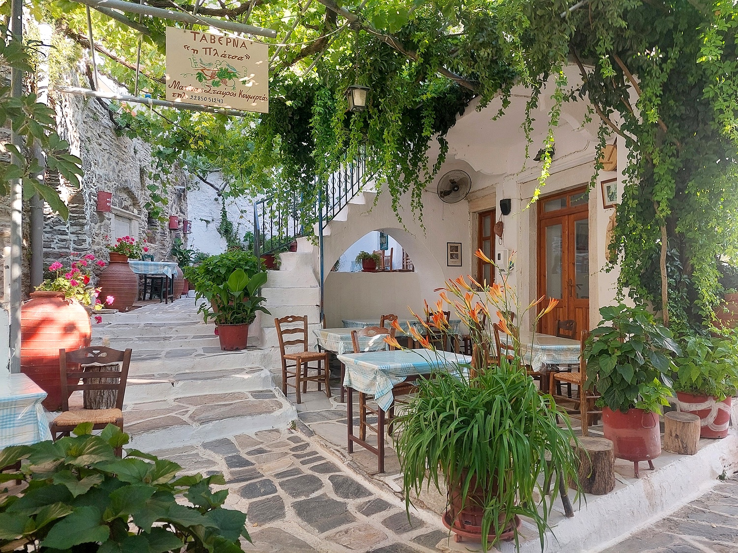 Dorfplatz in Koronos, Naxos