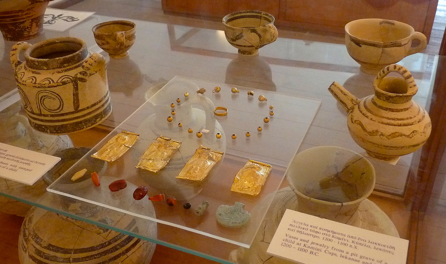 Mycenaean grave goods with gold jewellery, Naxos