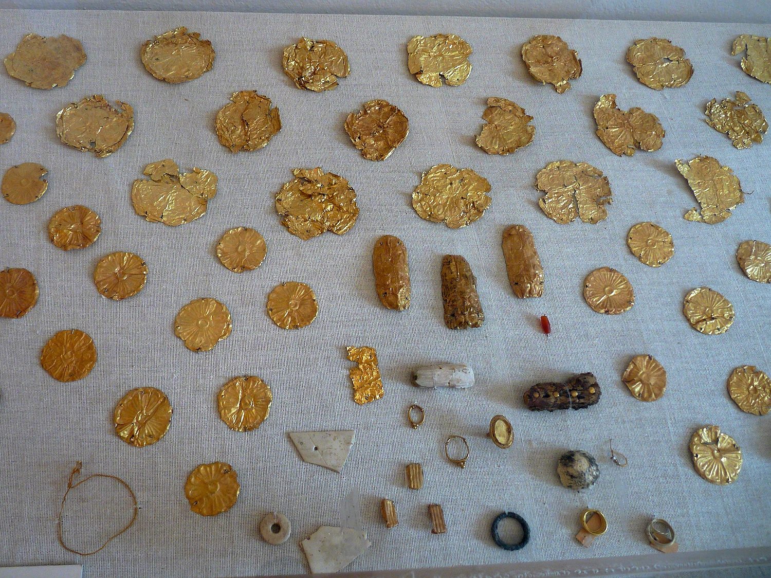 rich gold jewellery from a Mycenaean tomb, Naxos