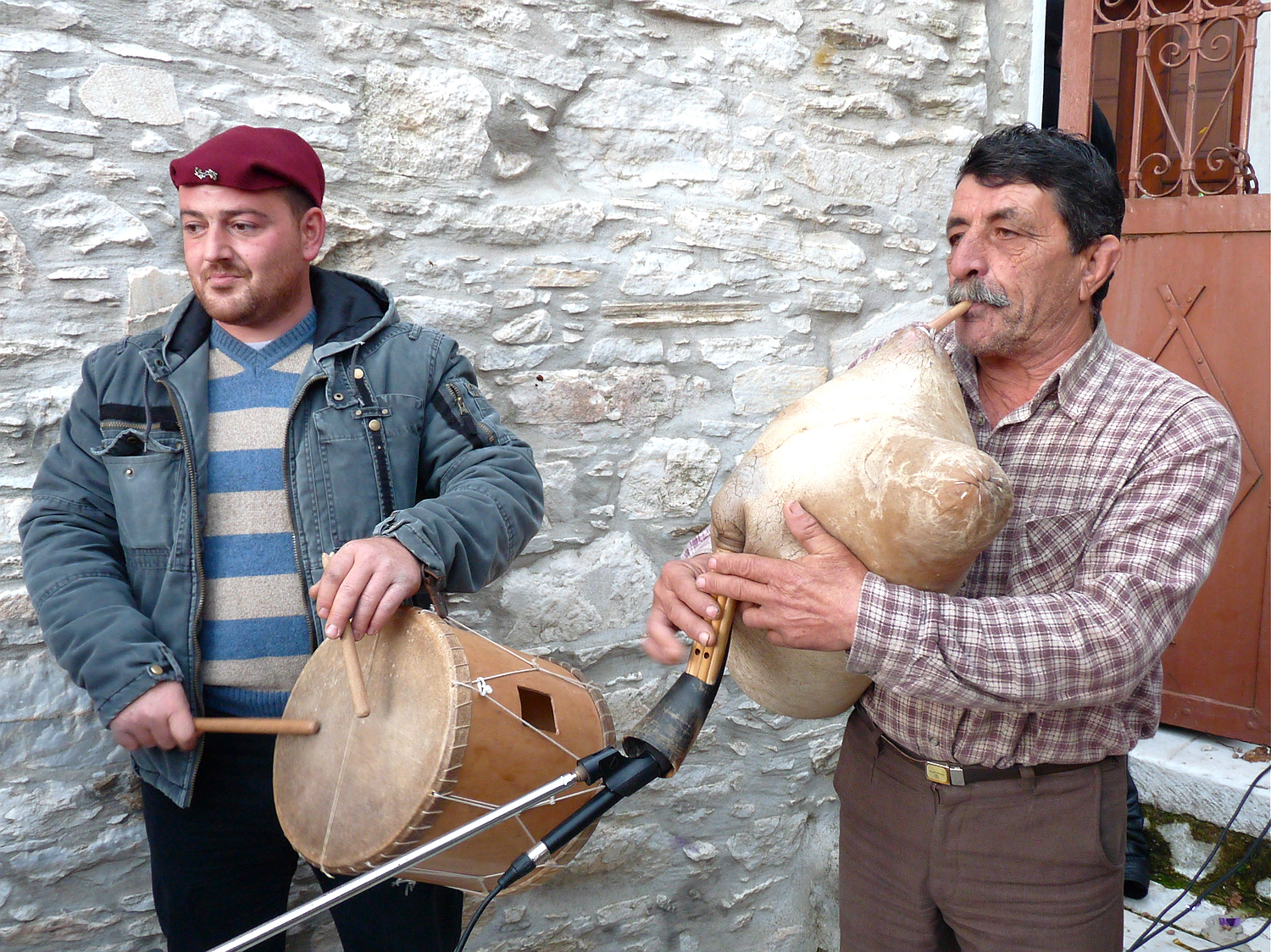 Dudelsack und Trommel beim Karneval in Apiranthos, tsambouna und toumbaki