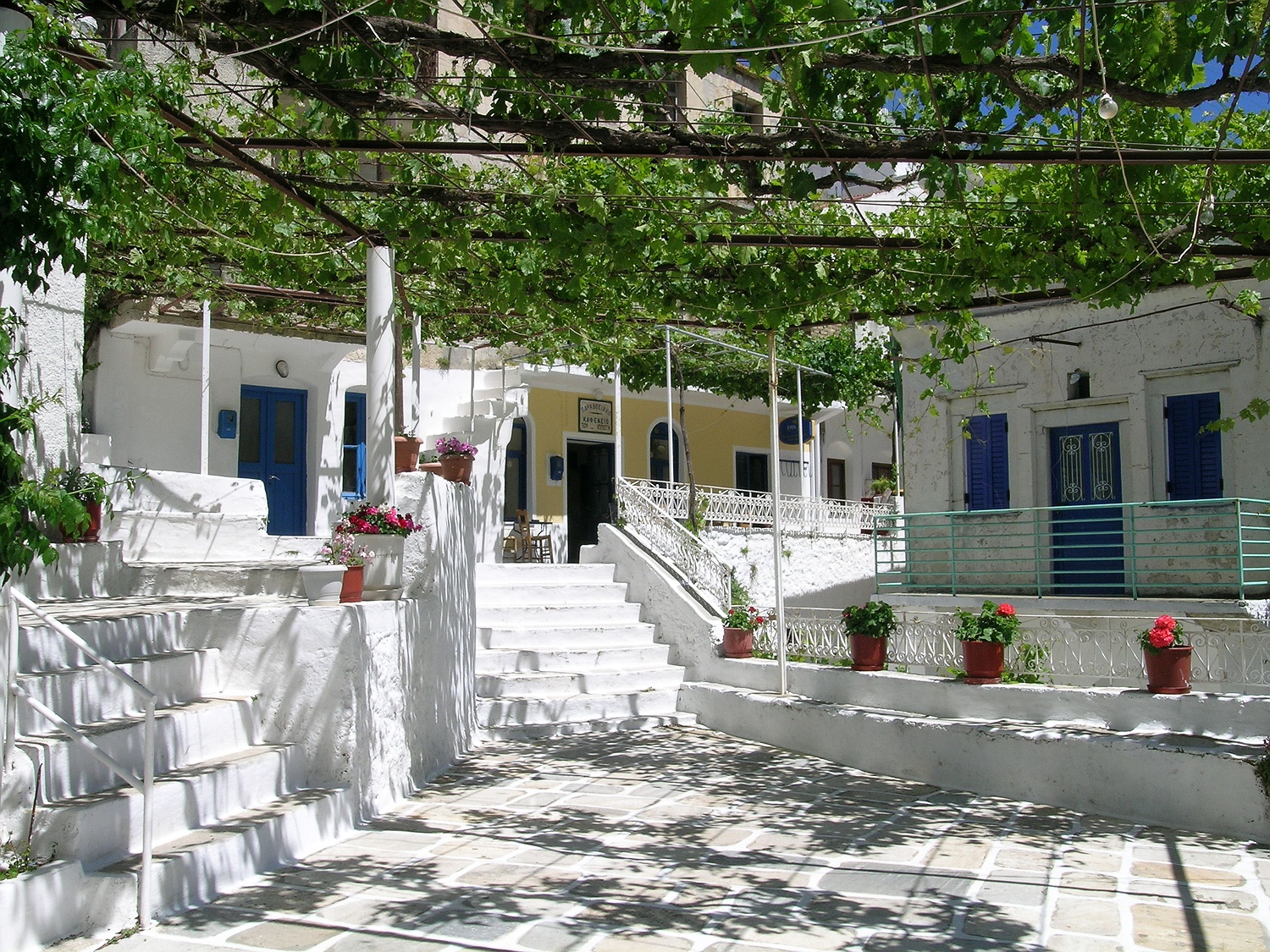 Koronos, Naxos, Plateia